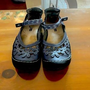 JBU Mary Janes Sz 5.5-6